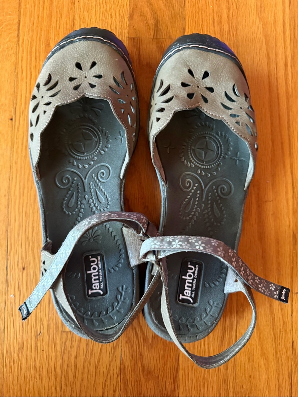 Jambu Women's Gray Floral Cutout Slingback Sandals